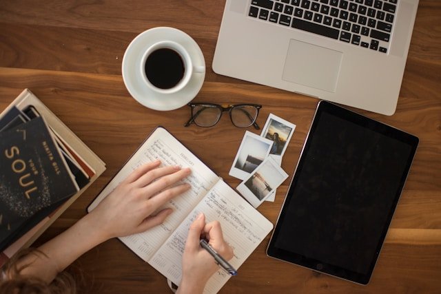 An image depicting a person adding Meta Descriptions to Blogger